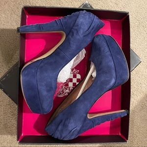 Vince Camuto Momas Platform Pumps in Midnight